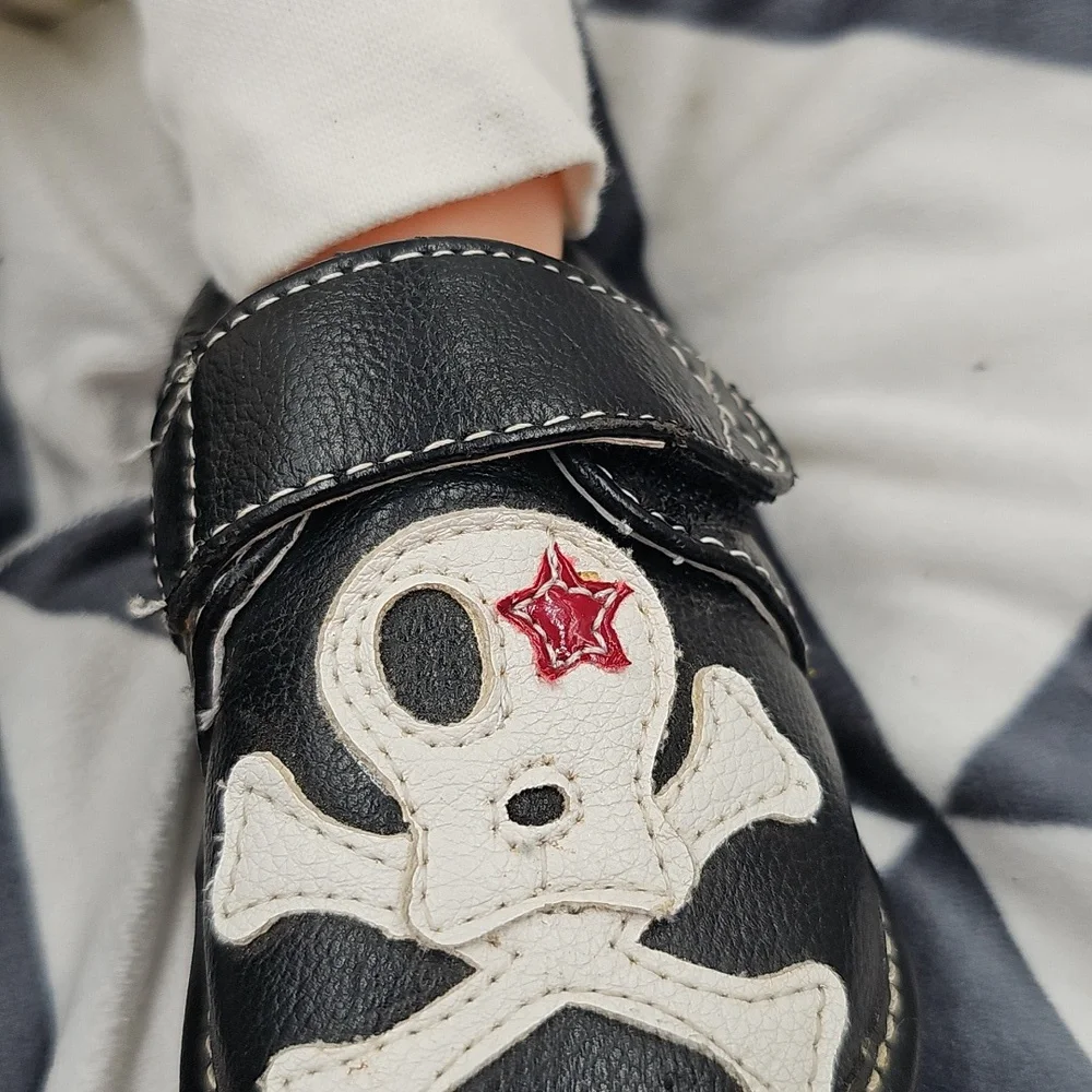I Black Skull Crossbones Kids Shoes Sz 3